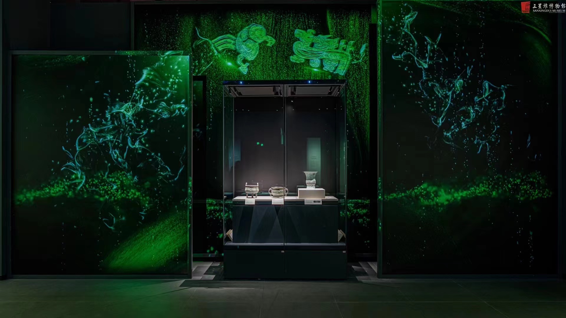 Sanxingdui immersive bronze display with LED media wall and focused cabinet lighting