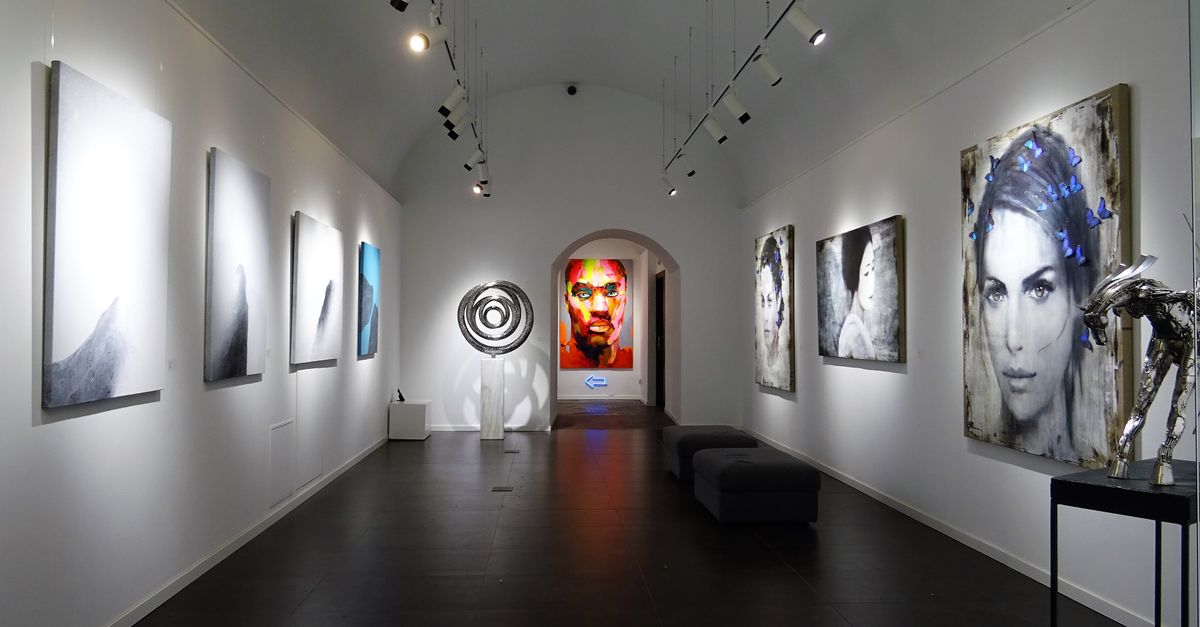 Modern art gallery illuminated by high-CRI track lighting for accurate color rendering