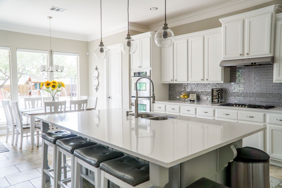 Comparing warm and cool color temperatures in a modern interior lighting setup
