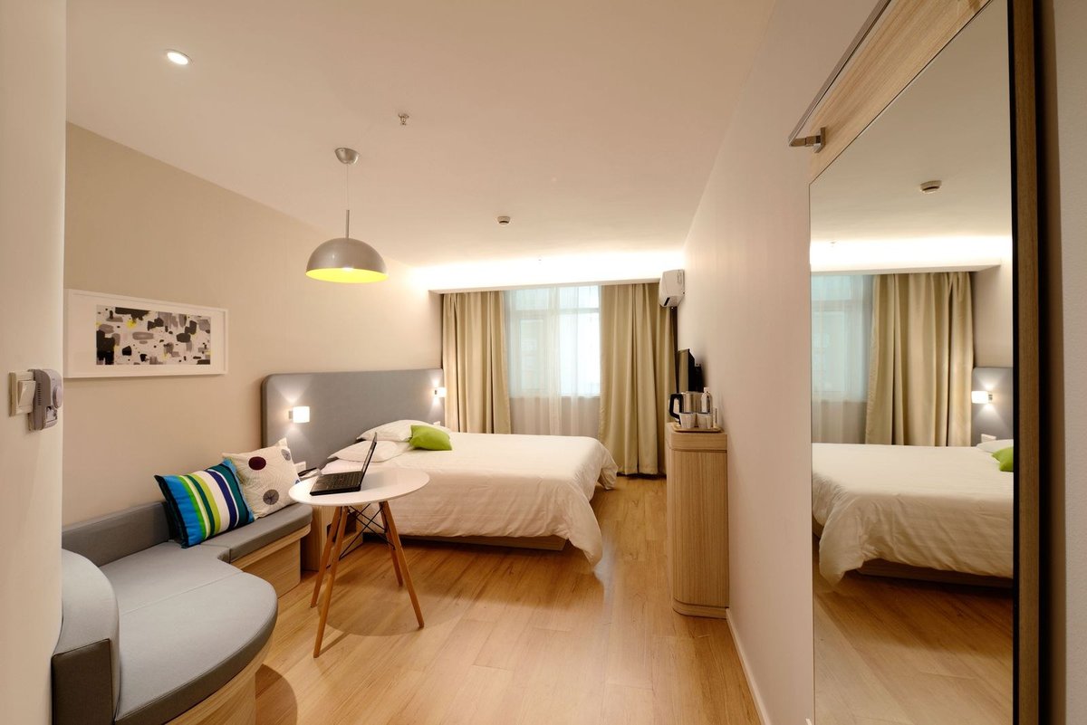 Warm amber color temperature lighting on a cozy interior scene representing 2700K warm white
