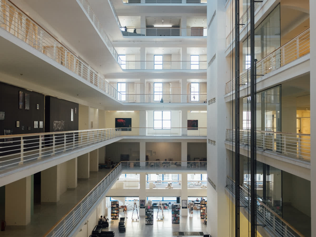 White museum interior with artwork lit by high R9 LED lighting showing clean neutral white walls and accurate red accents