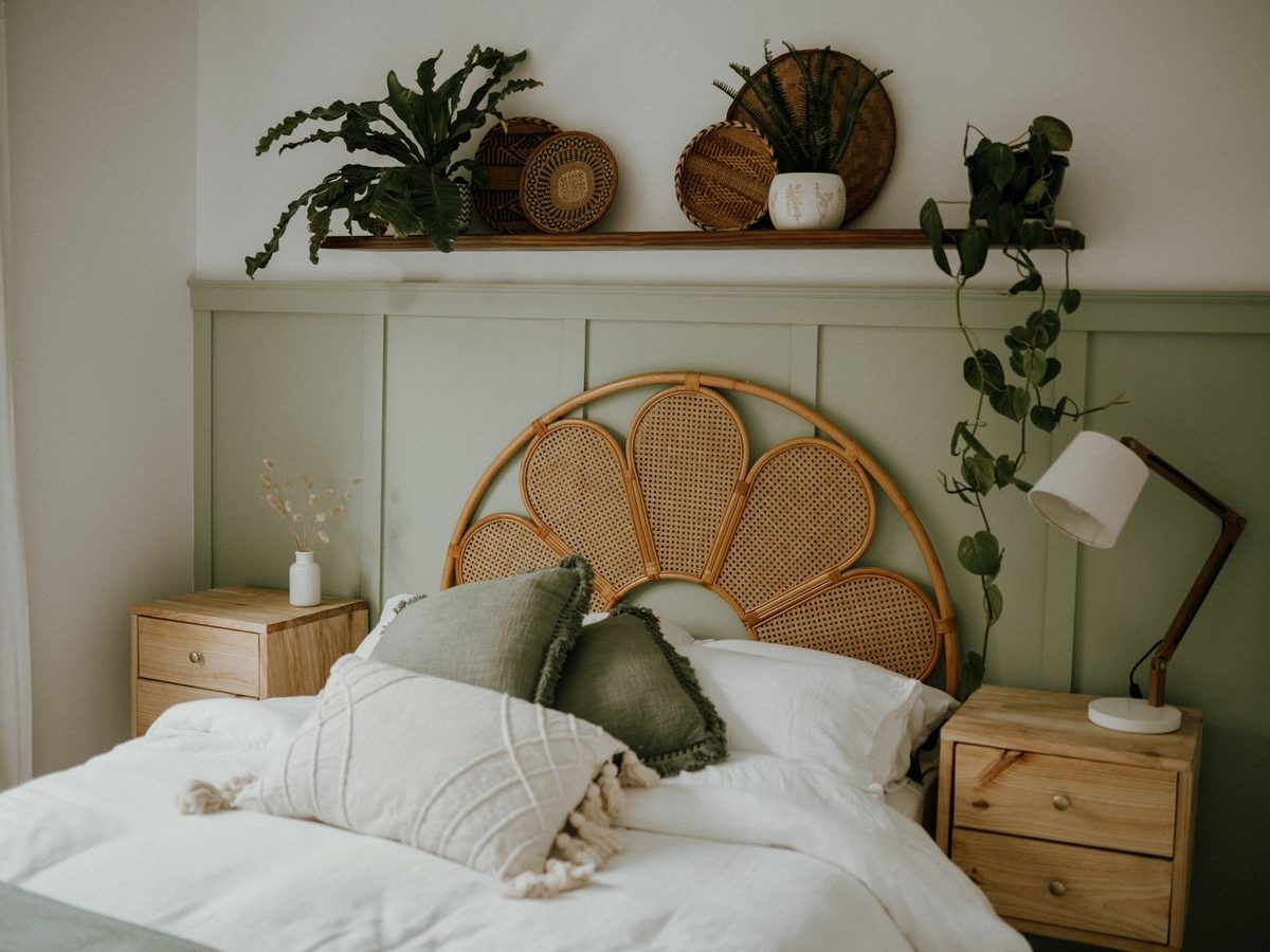 Layered boho bedroom lighting showing how TM-30 fidelity and gamut affect linen, rattan and natural textures