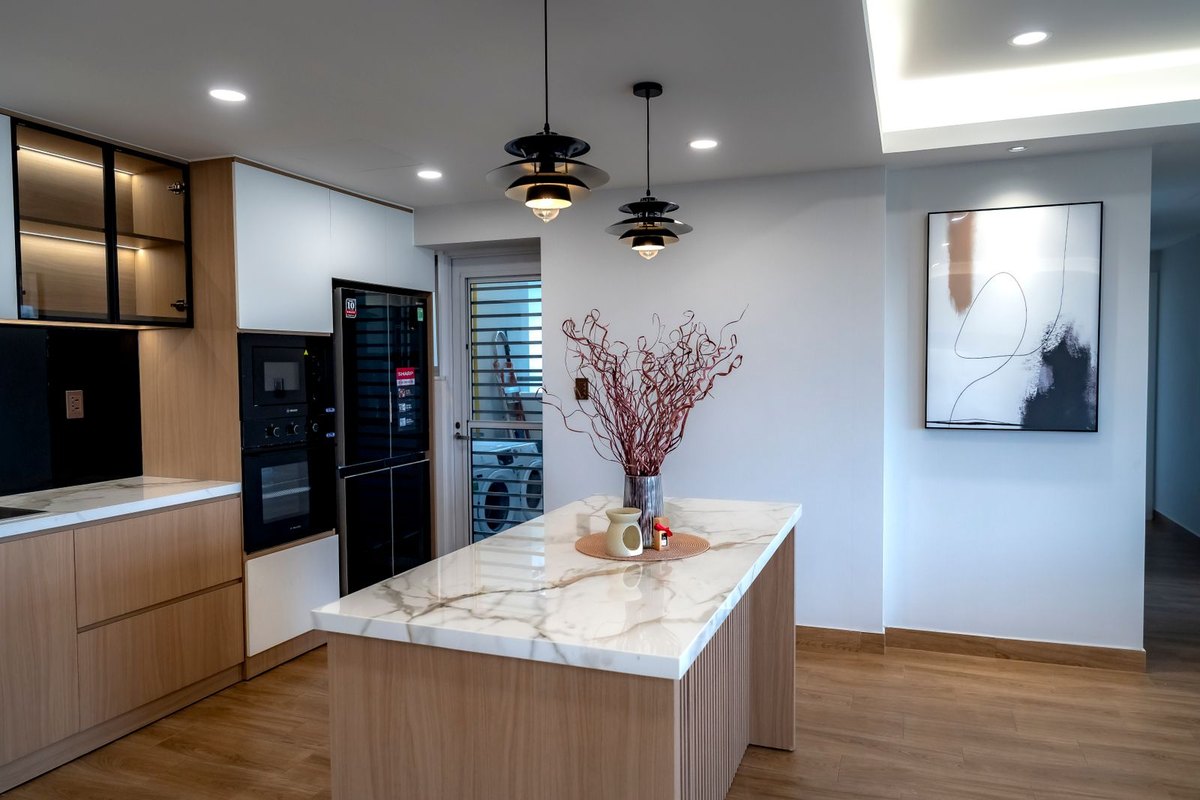 Marble kitchen island with a row of lights above the worktop where task spacing at 40 percent overlap is used